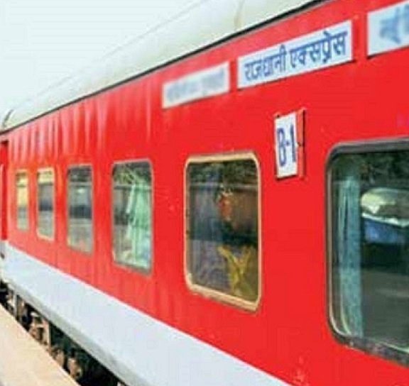 10 घंटे में दिल्ली से मुंबई: भारतीय रेल राजधानी एक्सप्रेस ट्रेन की गति बढ़ाकर 160 किमी प्रति घंटे की