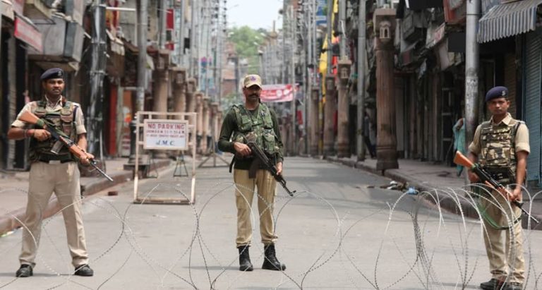 अनुच्छेद 370 पर केंद्र को दिया नोटिस, कश्मीर की यात्रा करने की दी अनुमति