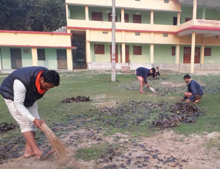 आर एस एस के सदस्यों ने चलाया स्वच्छता अभियान। एमआरडी कॉलेज में जुटे संघ के सदस्य
