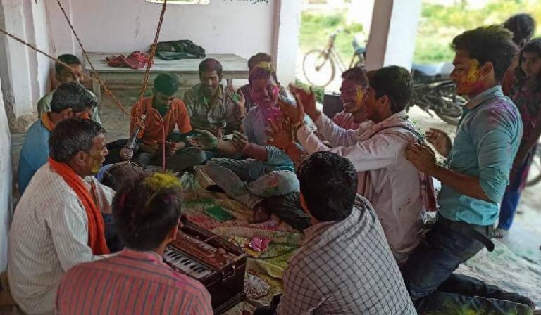 AVP के सदस्य ने होलिका दहन पर किए होली सम्मेलन समारोह