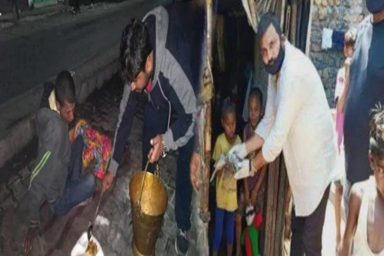 हाजीपुर के राम अशिष चौक पर यात्रीयो को भोजन एवं मास्क का वितरण…