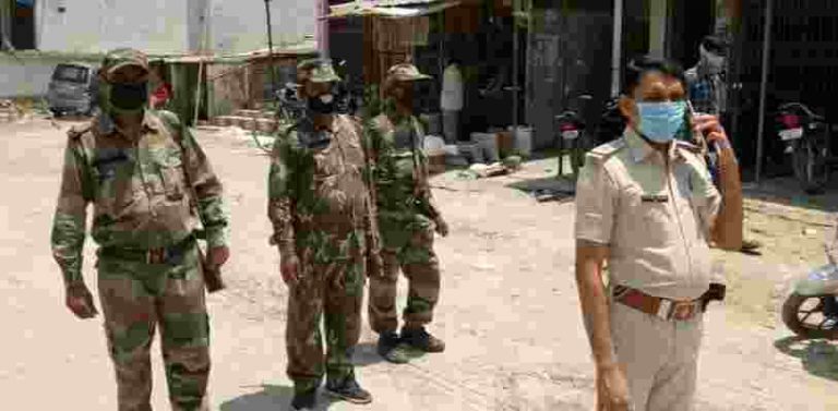 सरैया ;थाना अध्यक्ष अजय कुमार पासवान जी के द्वारा निकाला गया बाजारों में मार्च, छुप कर दुकान खोलने वालों में हड़कंप