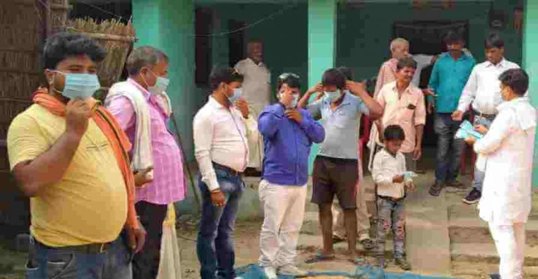 बंदरा प्रखण्ड के मुन्नी बैगरी पंचायत में वीआईपी प्रदेश सचिव लालबाबु सहनी मास्क वितरण किए…