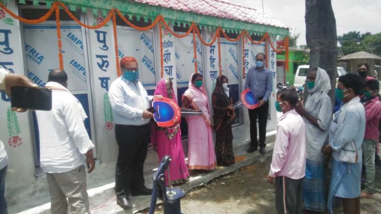 मनिकपुर पंचायत के नारायणपुर गांव में डीएम एवं डीडीसी ने किया सामुदायिक शौचालय का उद्घाटन।