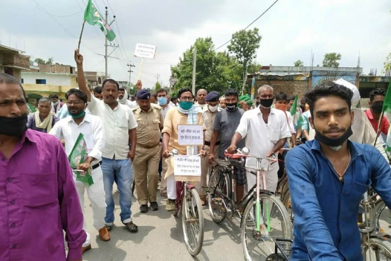 राघोपुर मे राजद कार्यकर्ता ओ ने बढती मंहगाई को लेकर निकाली साईकिल रैली…