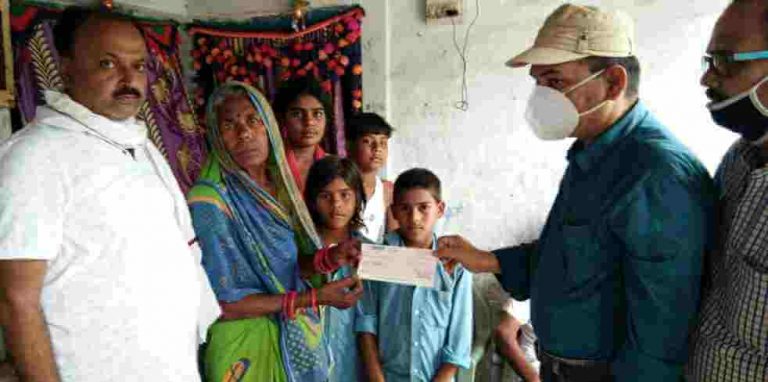 ठनका से महिंला की मौत पर परिजनों को मिले चार लाख