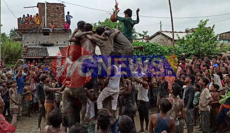 युवा कमेटी की ओर से लगातार 4 साल से हो रही मटकी फोड़ प्रतियोगिता का आयोजन