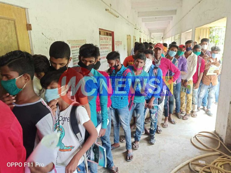 WC News Exclusive: एमके कॉलेज में सोशल डिस्टेंस का धज्जियां उड़ाई गई