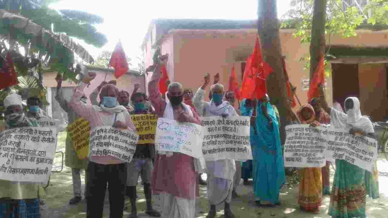 कारपोरेट घरानों का कर्ज माफ करने वाली मोदी सरकार किसानों के कर्ज माफ करने से भाग रही है: प्रदर्शनकारी