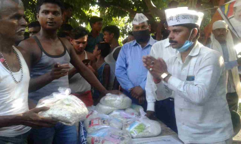 लालगंज विधानसभा प्रभारी राजेद कुमार ने सैकड़ो बाढ पीड़ितों के बीच किए राशन वितरण।