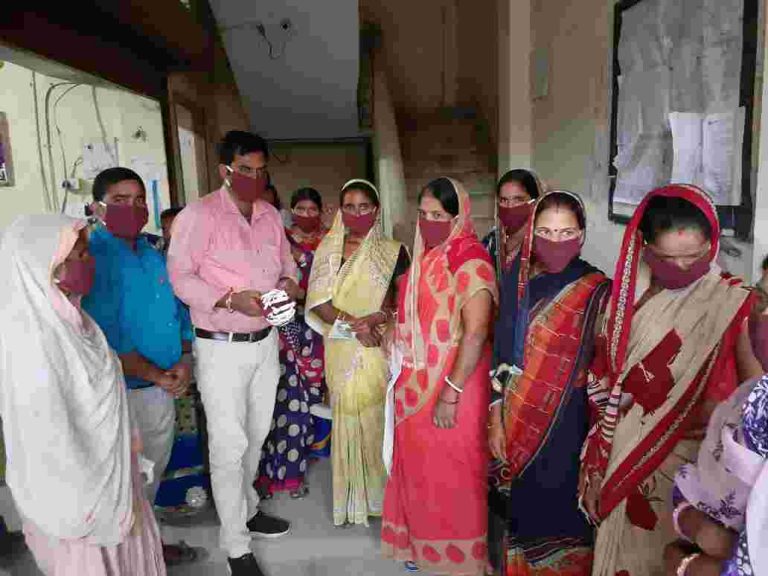 महिला समूहो के बीच बांटा गया मास्क, साबून और सैनिटाइजर…
