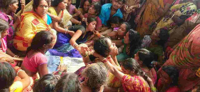 डंपर से कुचलकर एक युवक की मौत, किया रोड जाम…