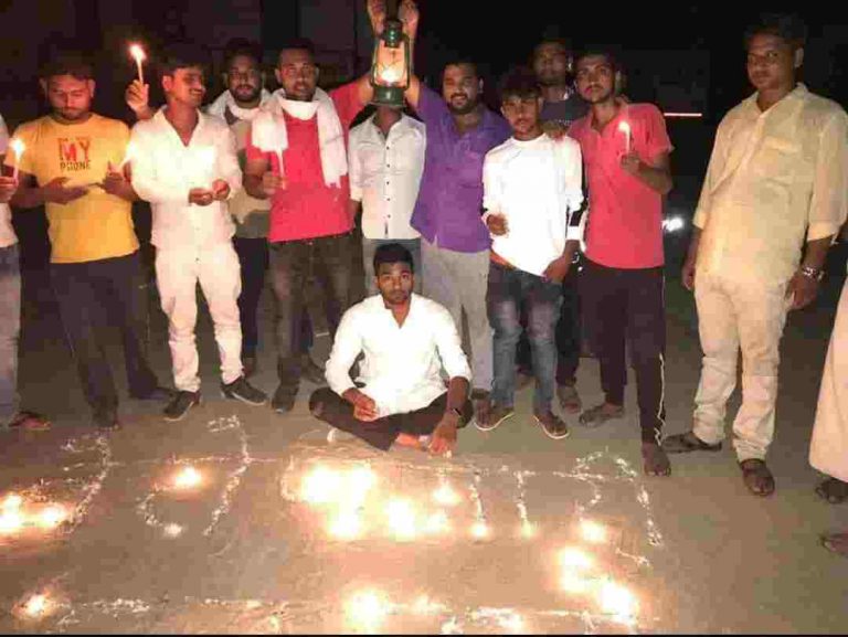 राघोपुर मे राजद ने लाईट बंद कर जलाया मोमबती…