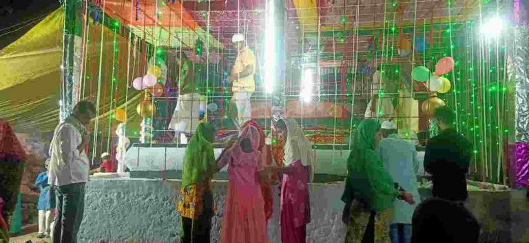 महुँआ पुराना बाजार स्थित मजार पर लगा मेला…