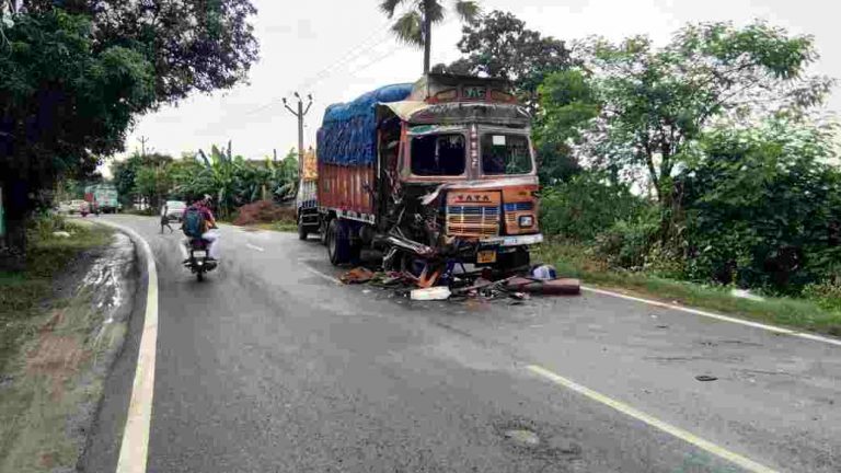 दो ट्रको की हूँई सीधी भिड़ंत मे चालक समेत चार घायल…