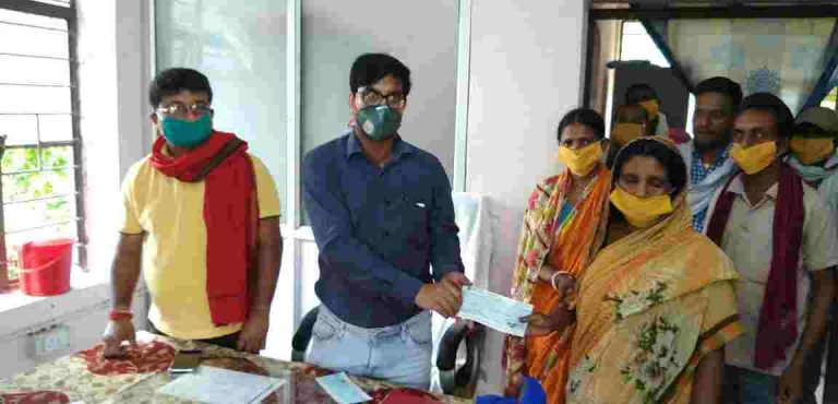 ठनका से हूँई मौत मामले मे सीओ ने दिया चार राख का चेक…