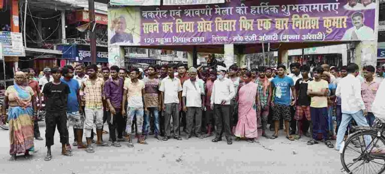 अवैध-वसूली के विरोध मे फुटफाथी दूकनदारो द्बारा प्रदर्शन…