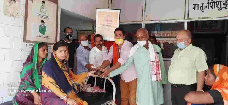 भाजपा कार्यकर्ताओ ने मरीजो के बीच फल वितरण किया…