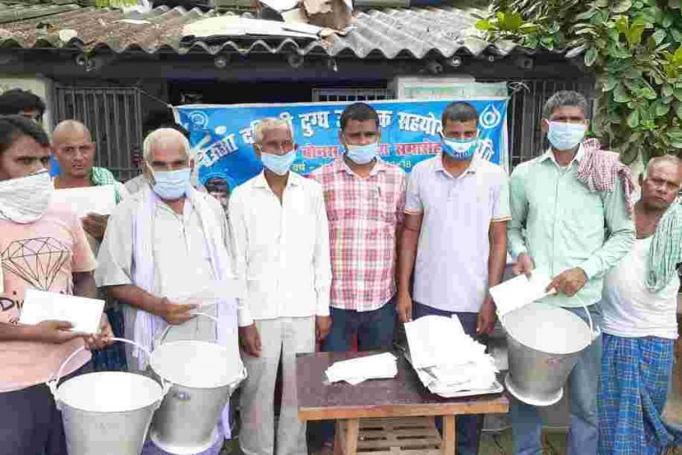 पशु पालको के बीच बांटा गया बोनस की राशि व बाल्टी…