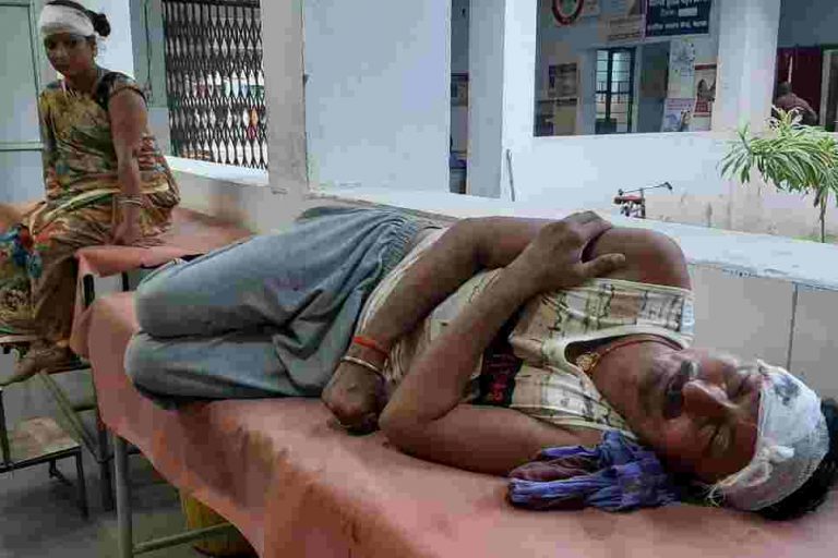 पुत्र ने अपने माँ और पिता को मारपीट कर किया जख्मी