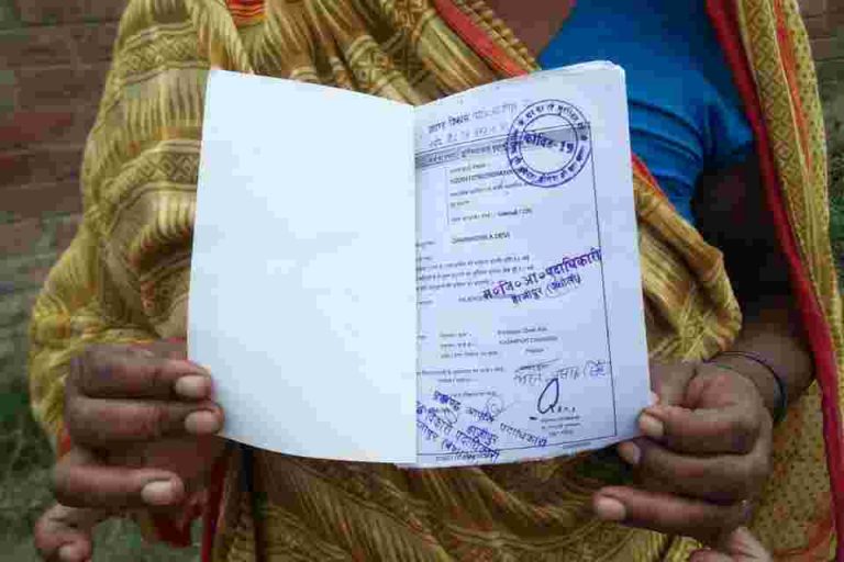 राशन मे अनियमितता के कारण  दर्जनों महिलाओं एवं पुरुषों ने अपनी आप बीती सुनाई