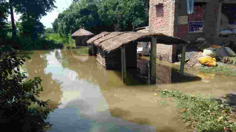 गांव मे बाढ का पानी जमे रहने से गिर रहे है कच्चे मकान