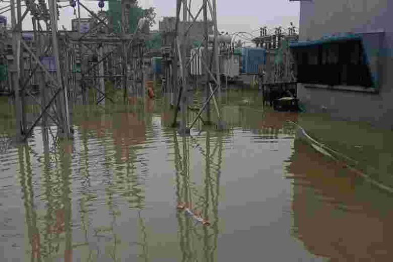 विद्दुत कार्यलय परिसर मे जलजमाव से विद्दुत आपूर्ति हुई बाधित