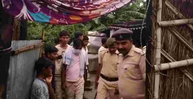 महिला और उसकी बेटी का शव उसके कमरे से बरामद…