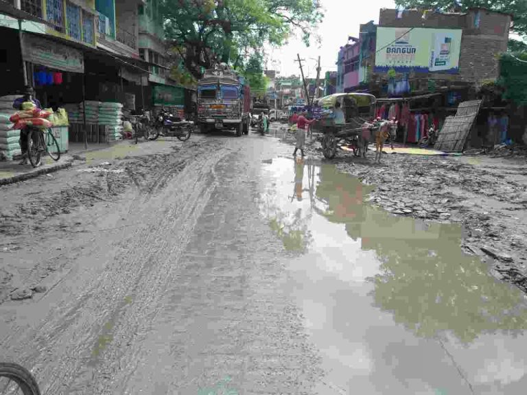 जलजमाव के कारण आम जनता को रेलवे स्टेशन जाने मे हो रहा है कठिनाई