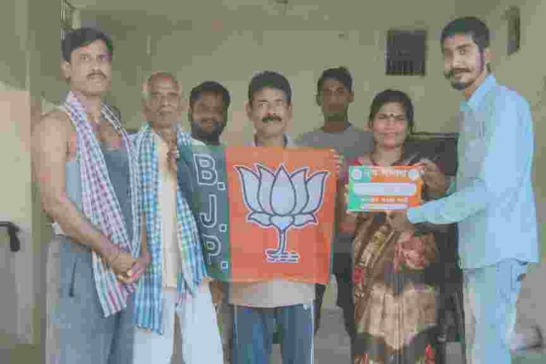 शक्ति केन्द्र प्रमुख ने बुथ अध्यक्षो को पार्टी का प्रतीक चिन्ह सौपा