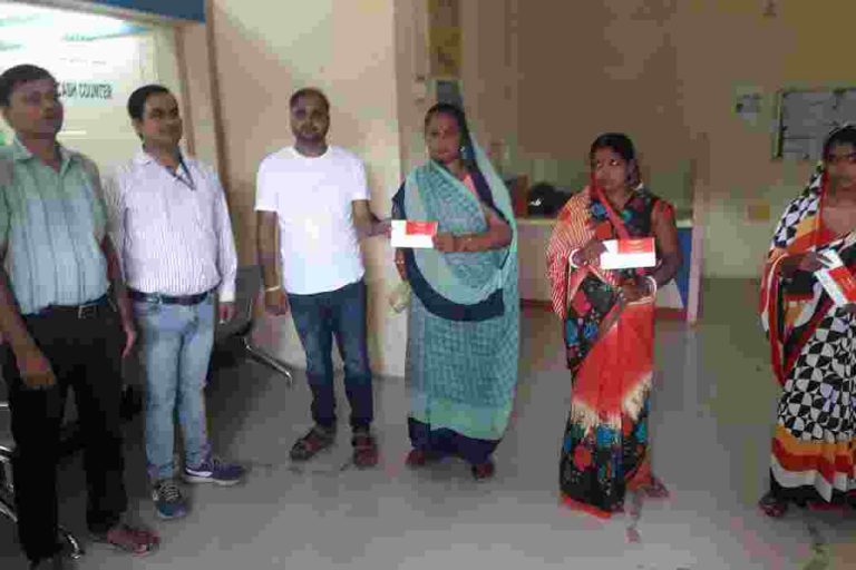 बैक परिसर मे ऋण वितरण शिविर का आयोजन किया गया