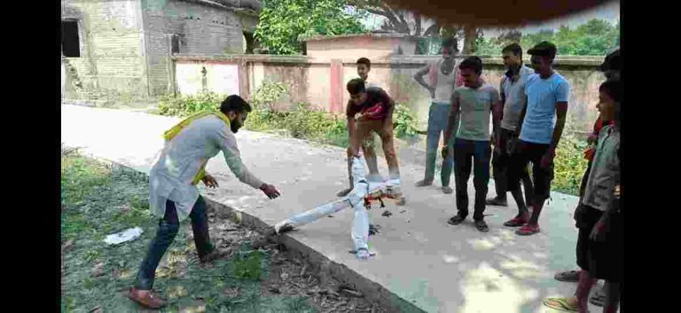 विद्यालय भवन निर्माण मे लाखो रूपये के गवन के विरोध मे पुतला दहन…