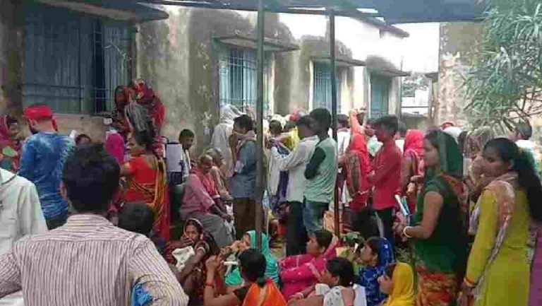 आरटीपीएस काउंटर पर ग्रामीणों की उमड़ी भीड़, उड़ाई गई सोशल डिस्टेंस की धज्जियां…