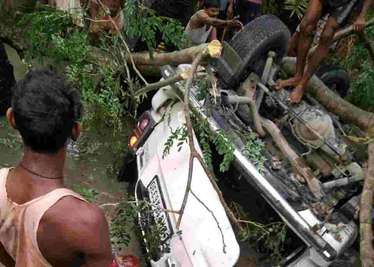 पेड़ मे धक्का मारते हूऐ गढे मे पलटी तेज रफ्तार स्काँर्पियो…