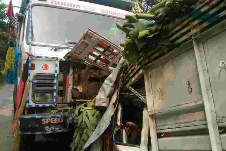 पिकप चालक ने हाईवा मे मारी टक्कर, पिकप वैन के परखच्चे उड़े