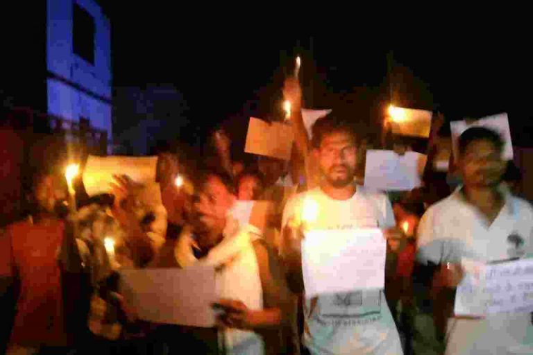 मनीषा को इंसाफ दिलाने के लिए निकाली कैडल मार्च