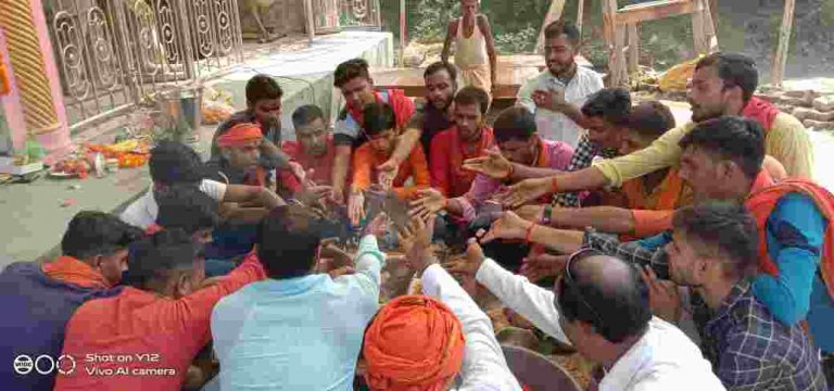 विश्व हिदु परिषद एवं बजरंग दल के सदस्यों द्बारा संयुक्त हवन किया गया