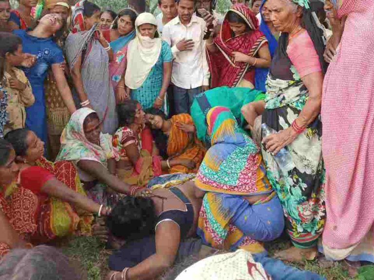 पेड़ से लटके एक युवक का मिला शव, फैली सनसनी