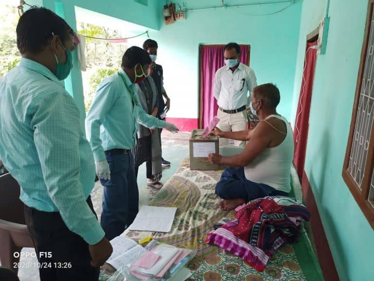 बिहार  वैशाली के पटेढ़ी बेलसर में विधानसभा के लिए बैलेट से डाले गए वोट