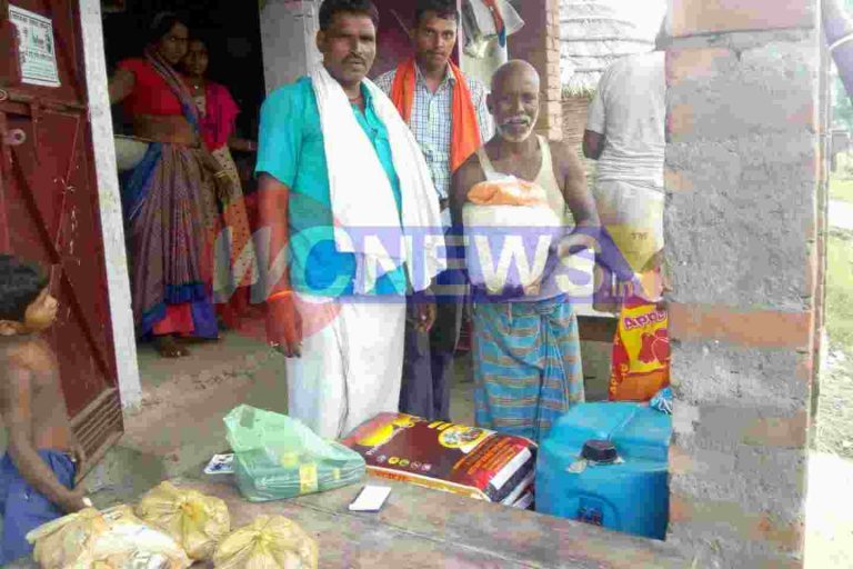 कटाव प्रभावित परिवारों के बीच मुखिया ने किया खाद्द सामग्री का वितरण