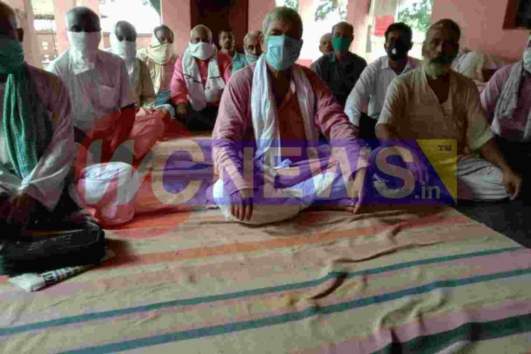 जलजमाव एवं फसल क्षतिपूर्ति को लेकर कार्यकर्ताओ ने दिया धरना