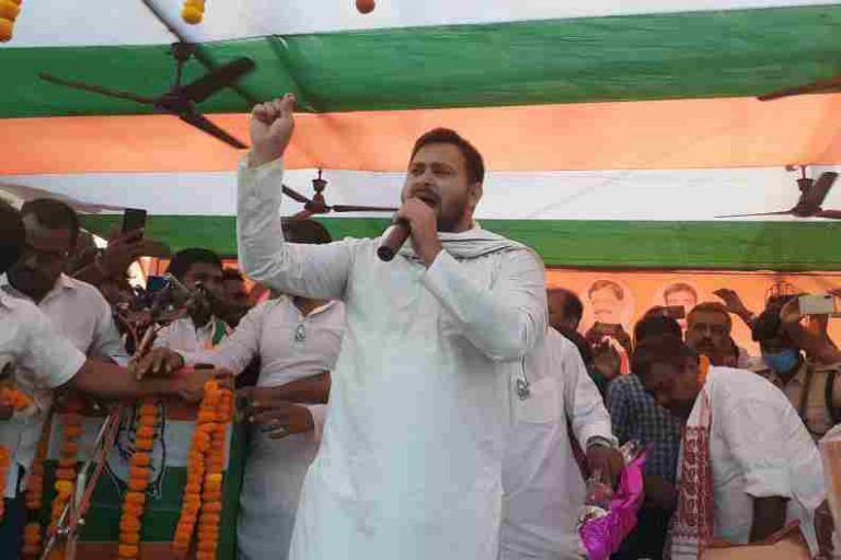 तेजस्वी यादव ने चुनावी सभा को संबोधित किया