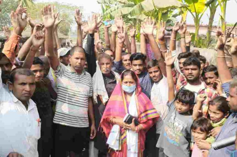 ईवीएम मे खराबी को लेकर मतदाताओं ने किया हंगामा