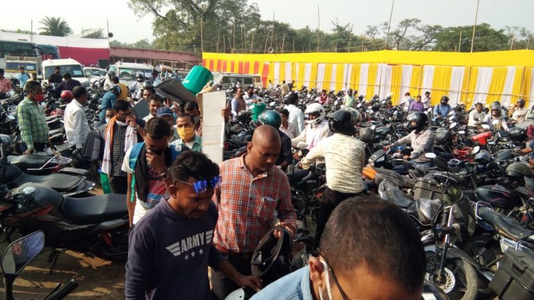 पोलिंग पार्टियां सामग्री लेकर बूथ स्थल के लिए हुए रवाना