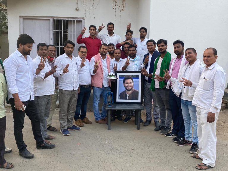 राघोपुर मे राजद कार्यकर्ताओं ने भावी सीएम तेजस्वी यादव का केक काटकर जन्मदिन मनाया