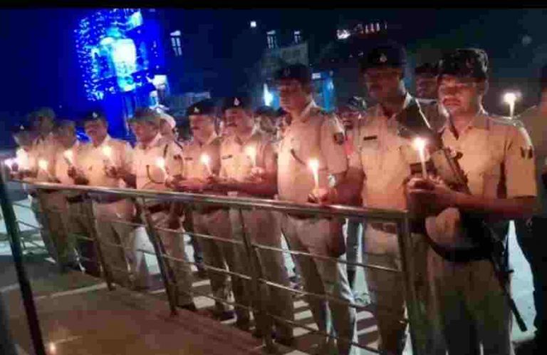 सीमा पर शहीद वीर जवानों के सम्मान मे दिप जलाकर नमन किया