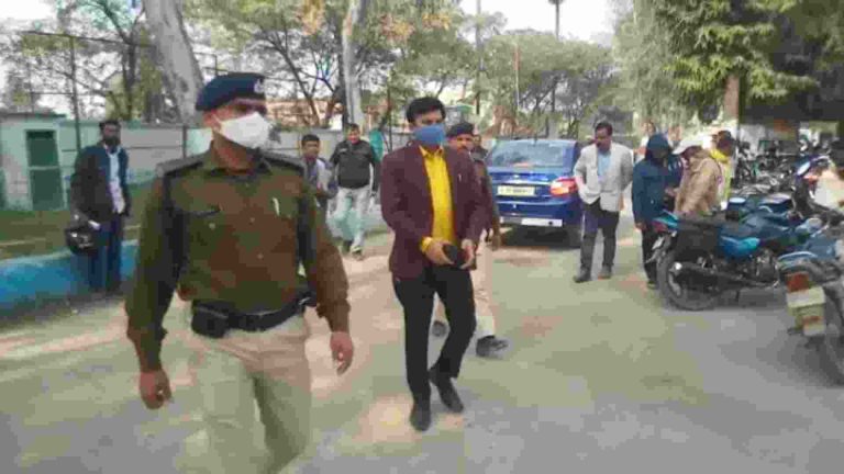 जिला के एसडीओ द्वारा अंचल और प्रखंड कार्यालय का किया गया औचक निरीक्षण