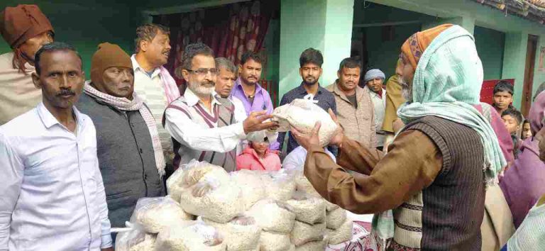 लोगो के बीच चिउरा गुड़ का किया वितरण