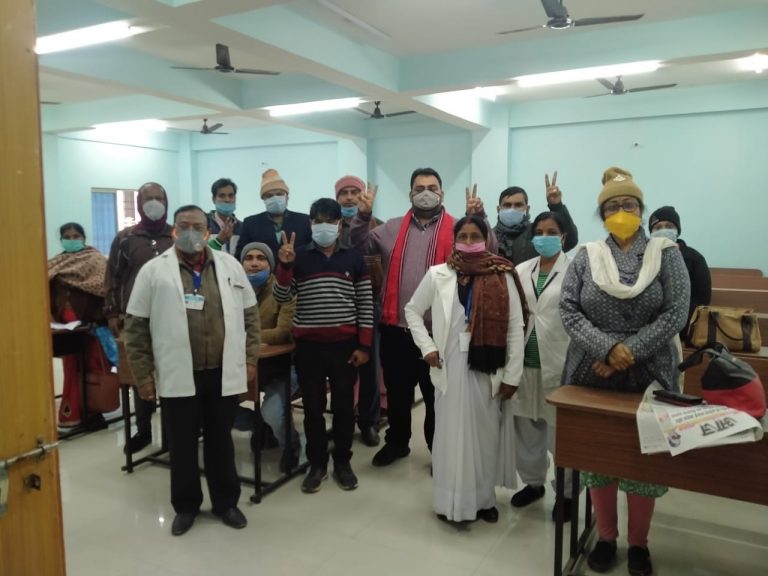 सोनपुर मे 75स्वास्थ्य कर्मी को दी गयी प्रथम कोरोना के वैक्सीन, स्वास्थ्य कर्मियों ने कहा मुझे मिला सुरक्षा कवज,अब कोई डर नही।