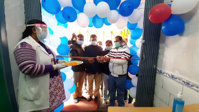 महनार सामुदायिक स्वास्थ्य केन्द्र मे कोरोना वैक्सीन टीकाकरण का उद्धाटन एसडीओ महनार मनोज प्रियदर्शी ने फीता काटकर किया